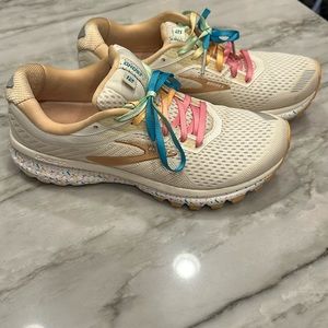 Women’s Brooks Ghost 12 Limited Edition Sprinkle Size 8